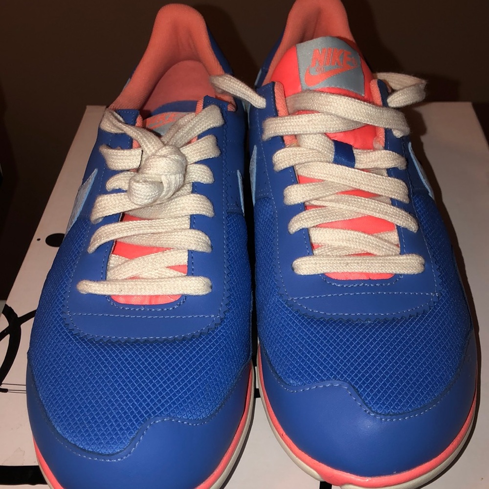 NEW Nike Sneaker